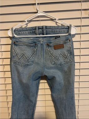 Wrangler Light Wash Straight Leg Women's Jeans